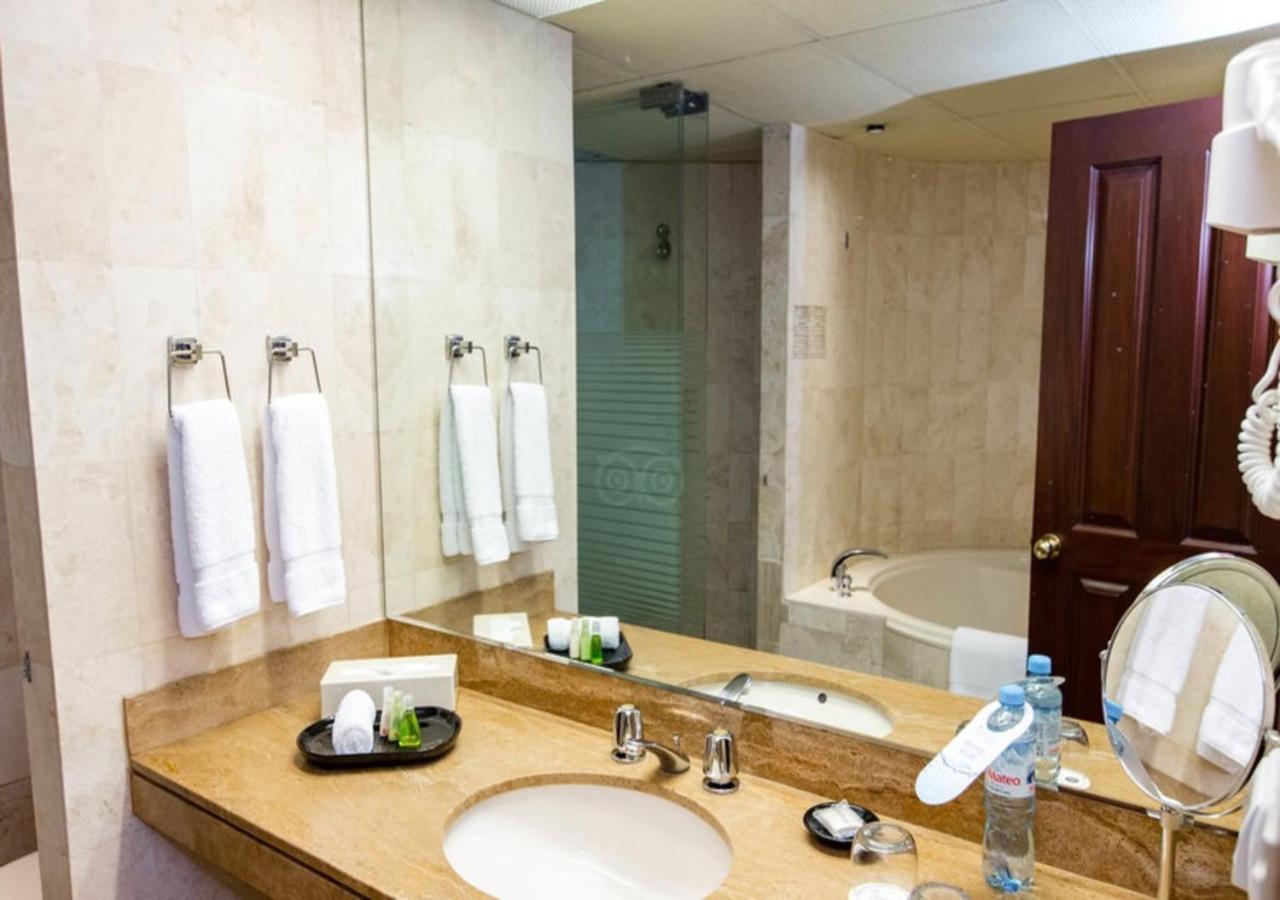 J&A Classic Hotel Lima Bagian luar foto Bathroom