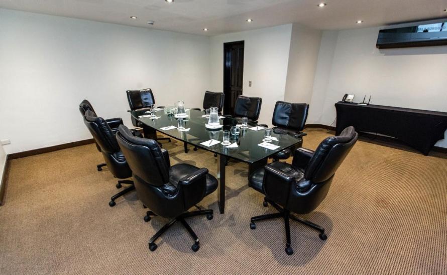 J&A Classic Hotel Lima Bagian luar foto A boardroom at a hotel