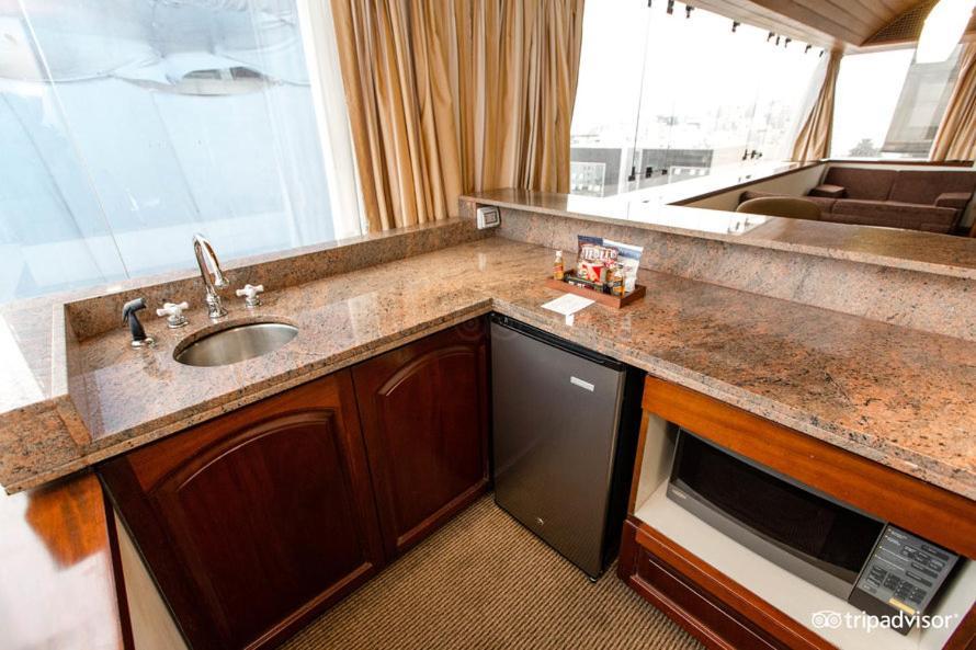 J&A Classic Hotel Lima Bagian luar foto A wet bar in a hotel room