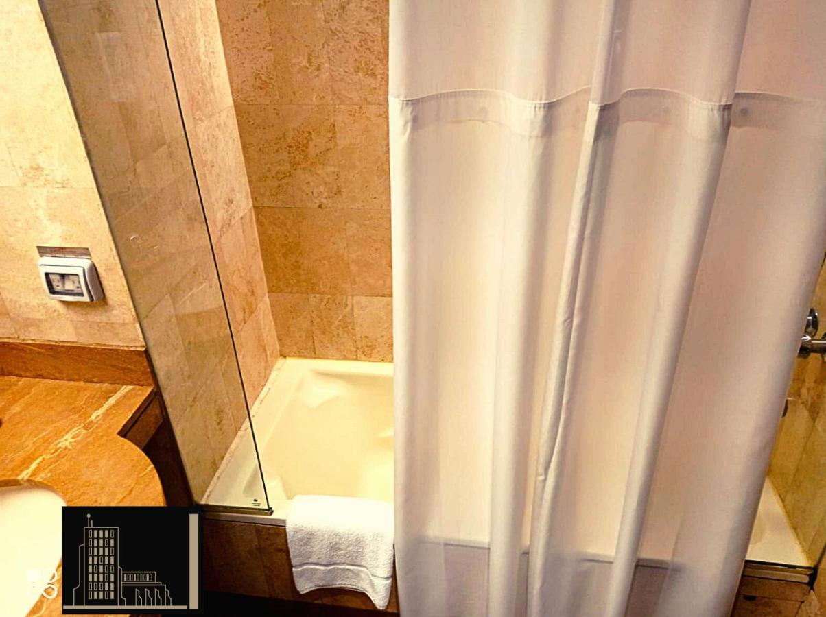 J&A Classic Hotel Lima Bagian luar foto Shower curtain