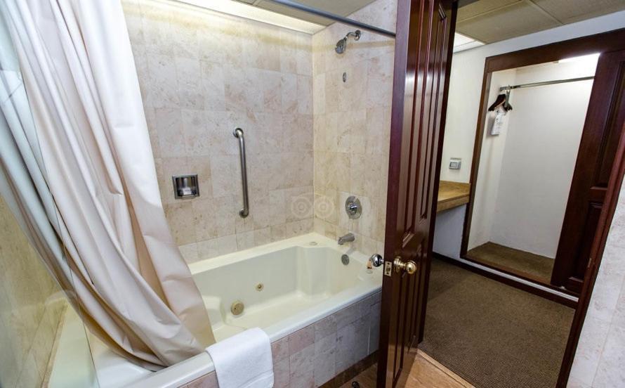 J&A Classic Hotel Lima Bagian luar foto A bathtub with shower curtain