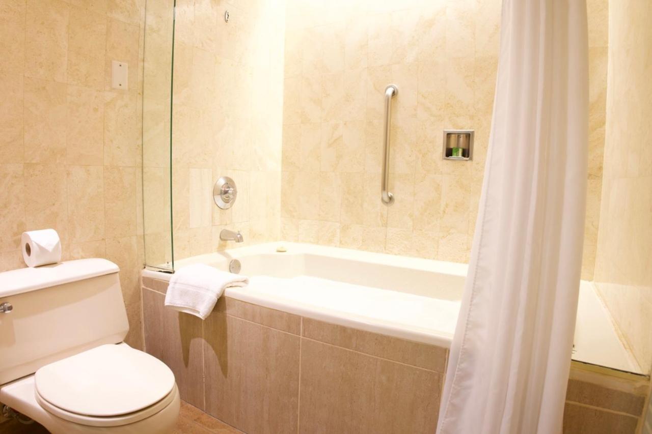 J&A Classic Hotel Lima Bagian luar foto A bathtub with shower curtain