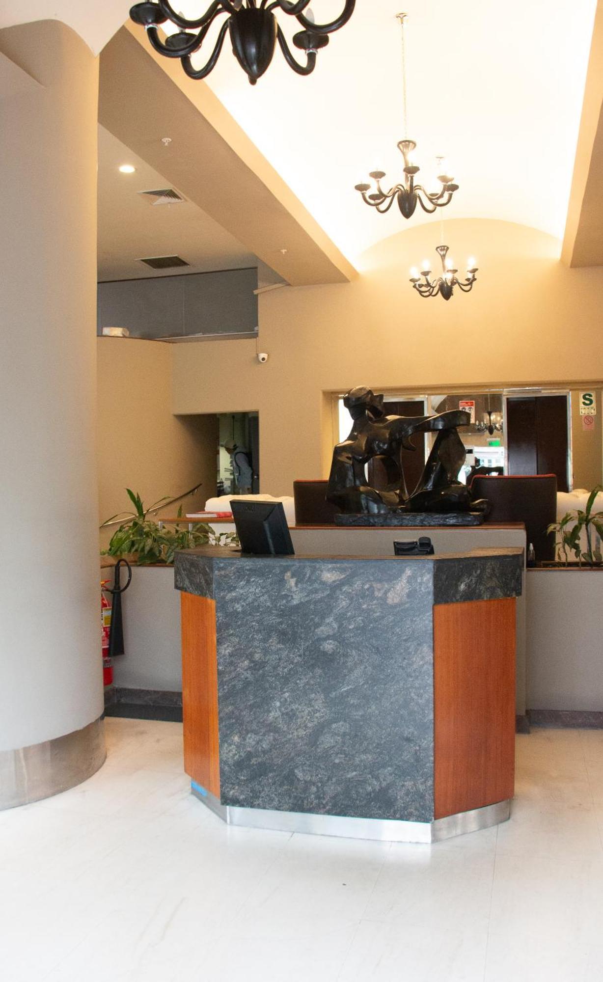 J&A Classic Hotel Lima Bagian luar foto The airport's reception area