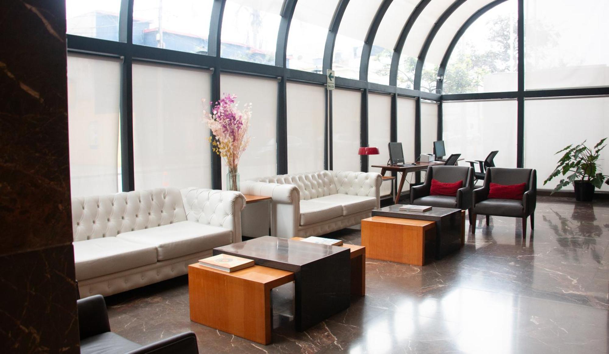 J&A Classic Hotel Lima Bagian luar foto The lounge at the airport