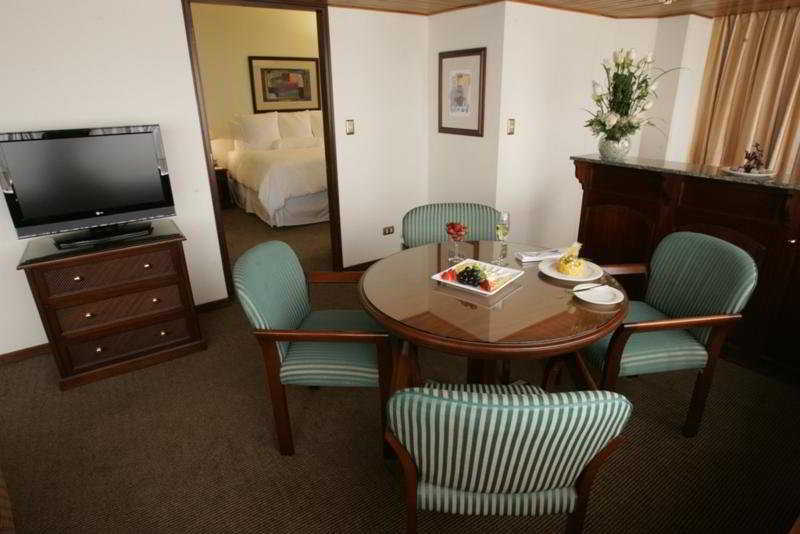 J&A Classic Hotel Lima Ruang foto A suite at the hotel