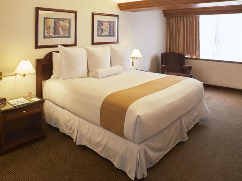 J&A Classic Hotel Lima Bagian luar foto A typical hotel room